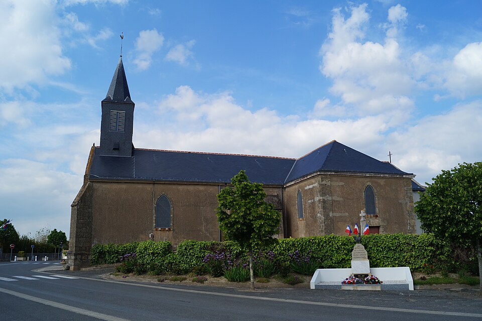 Église Saint — Urbain et monument aux morts de Saint — Urbain (Éduarel, 8 mai 2017)