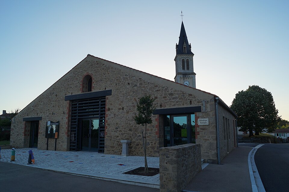 Bibliothèque municipale et église Saint — Melaine du Tablier (Éduarel, 25 juin 2016)
