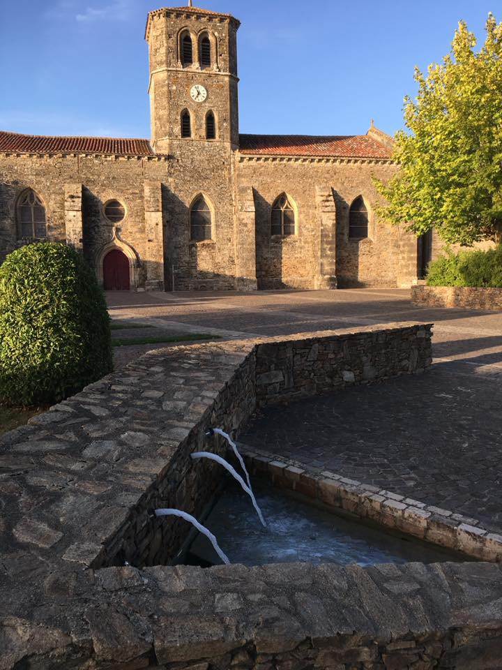 La Place Sainte — Quitterie et l'église de La Tardière