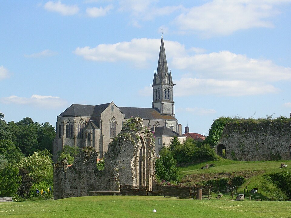 Tiffauges, vestiges chapelle et église
