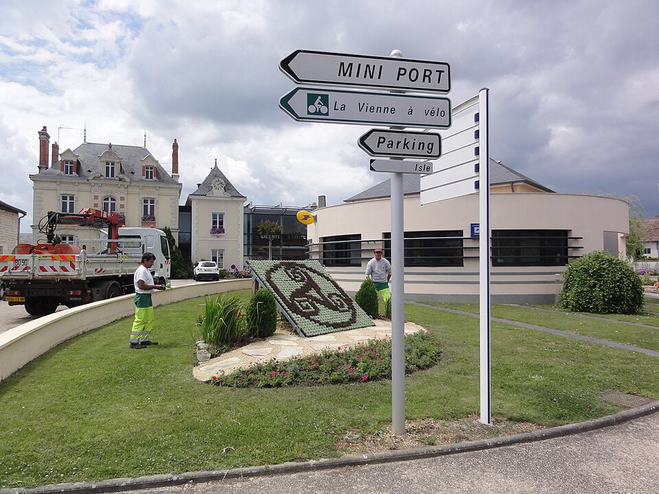 Cenon — sur — Vienne, la Vienne en vélo, place de la Mairie