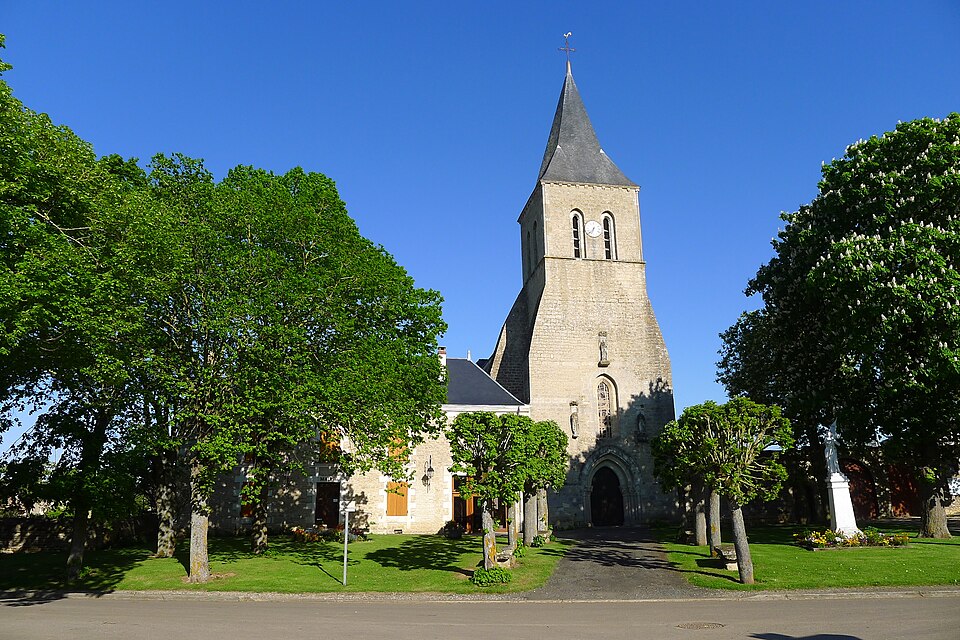 Place communale de Craon et l'église Saint — Michel