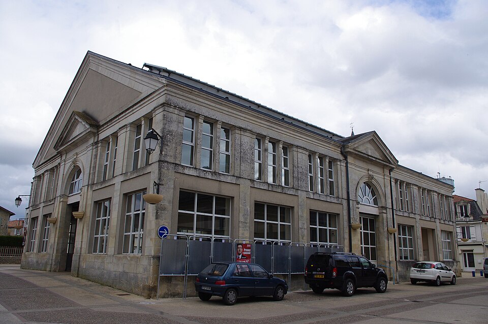 Halles — et — Mairie — de — Gençay