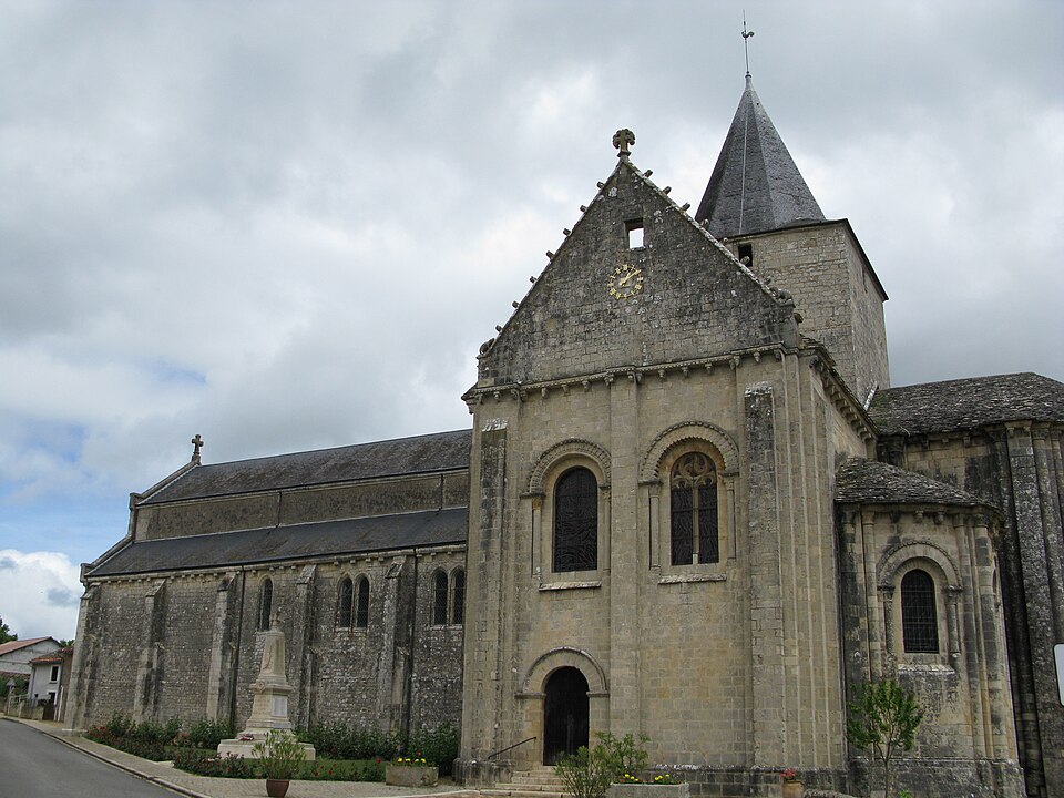 Jazeneuil — Église Saint — Jean — Baptiste — vue de côté (2010 — 05)
