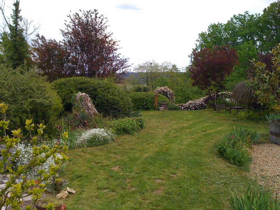 Front Lawn at Chateau d'Alogny — panoramio