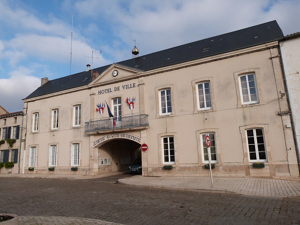 Mairie de Lussac — les — Châteaux