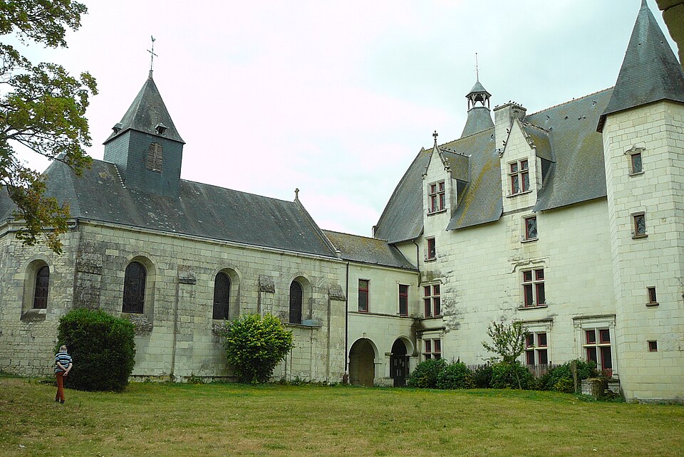 Vue intérieure de la Cour du château de Monts — sur — Guesnes
