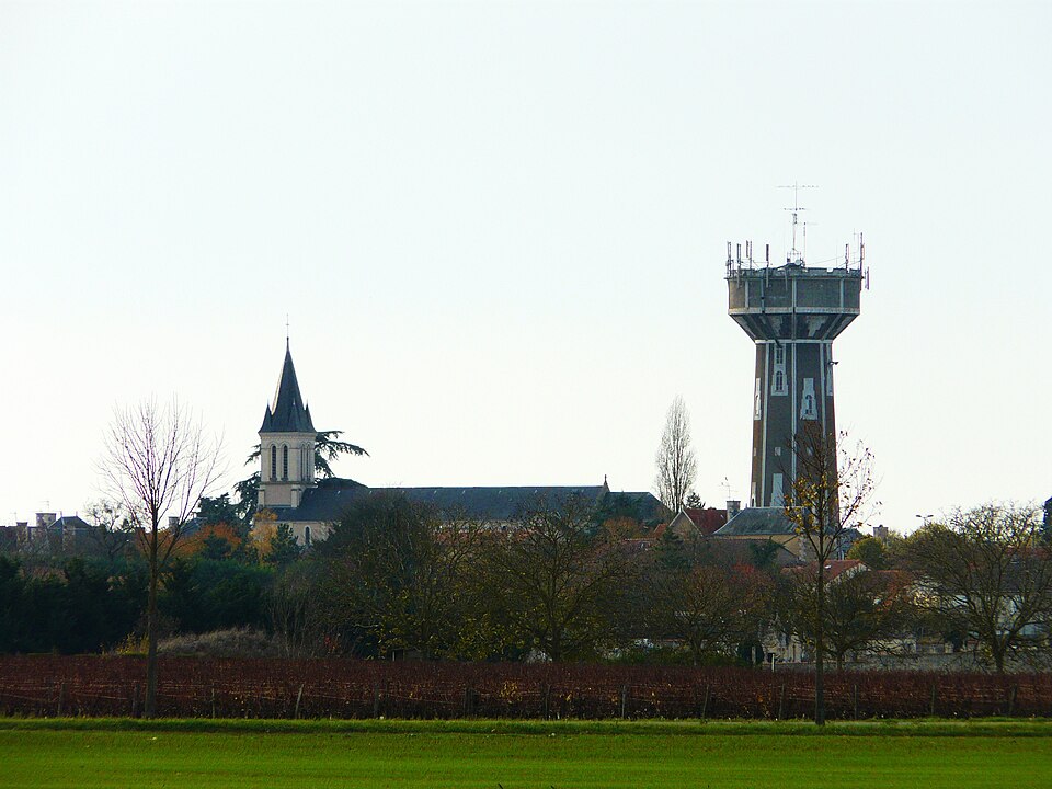 Neuville — de — Poitou église et château d'eau
