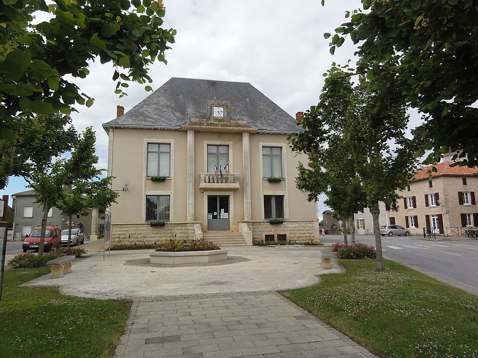 Saint — Sauvant (Vienne) mairie