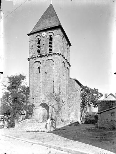 Eglise Saint — Georges — Ensemble ouest — Clocher — Vigeant (Le) — Médiathèque de l'architecture et du patrimoine — APMH00022899
