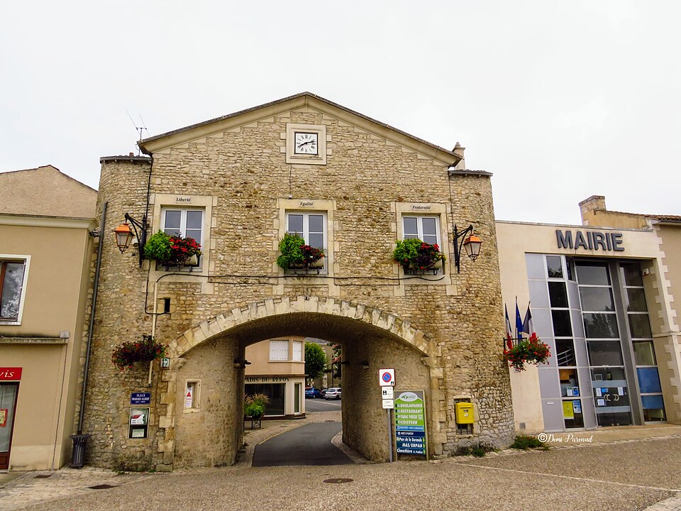 Le porche et la Mairie de Vouillé — 86