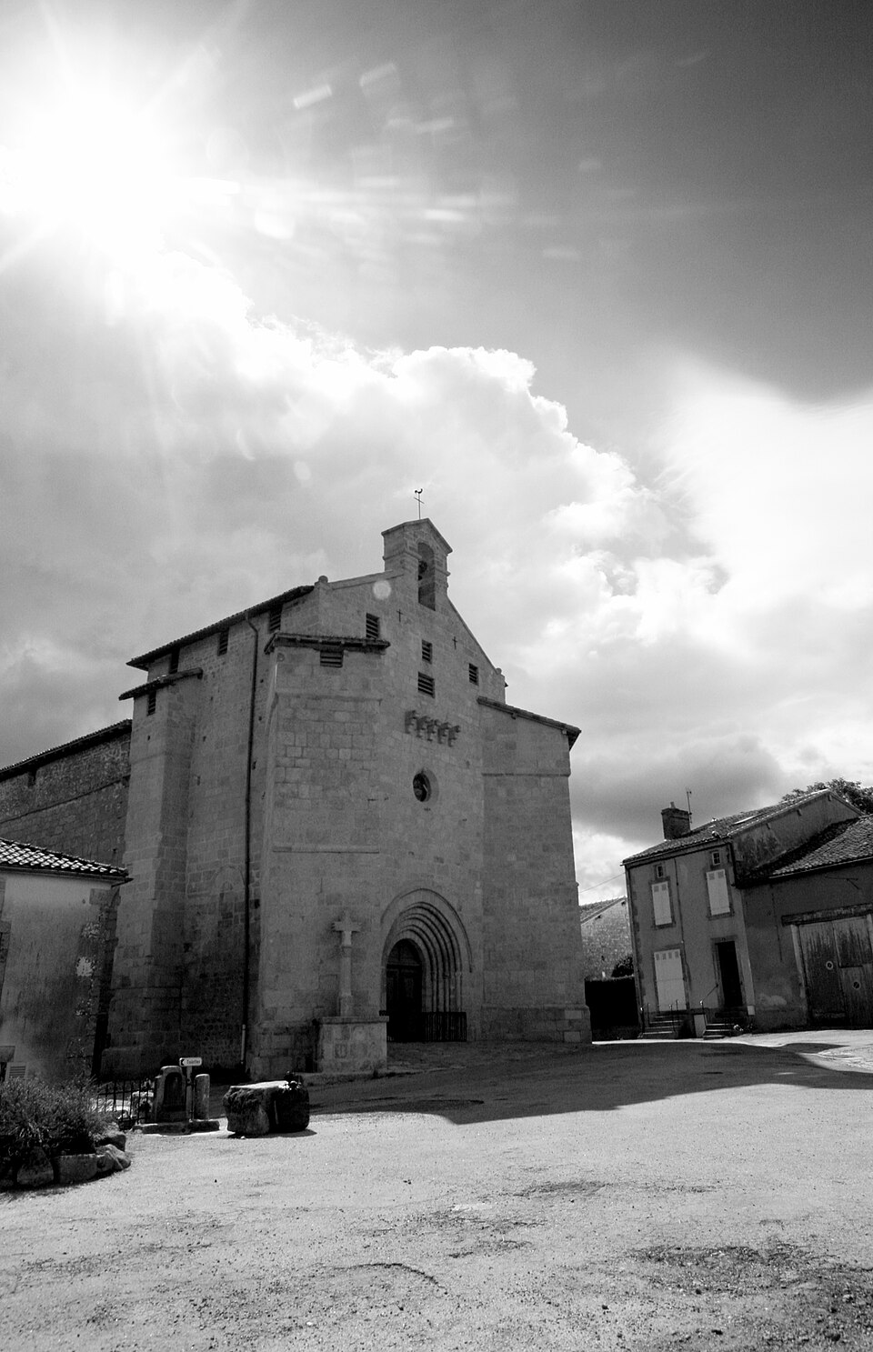 Blond — eglise — fortifiee