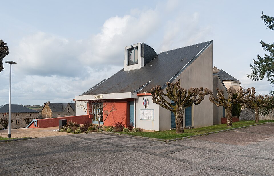 Town hall of Chateauneuf — la — Foret (4)