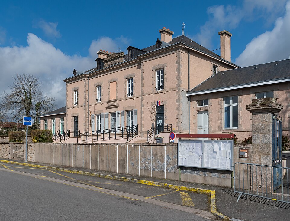 Town hall of Lussac — les — Eglises (3)