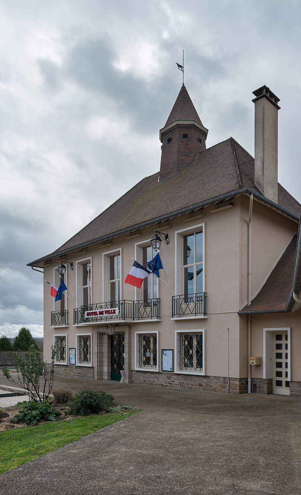 Town hall of Magnac — Laval (1)