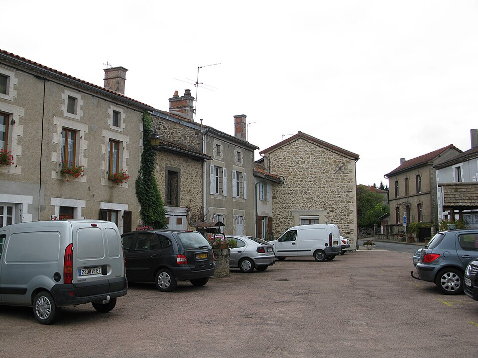 Maisonnais — sur — Tardoire, place centrale