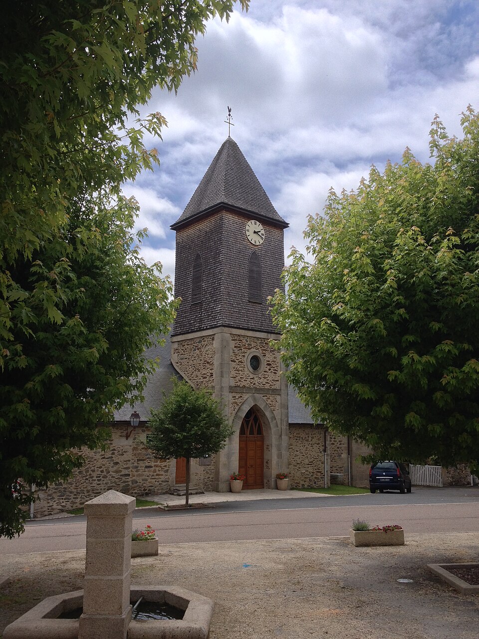 Le clocher de l'église de Saint — Bonnet — Briance