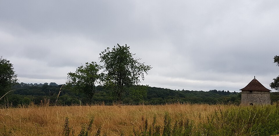 Vue sur la vallée et le pigeonnier