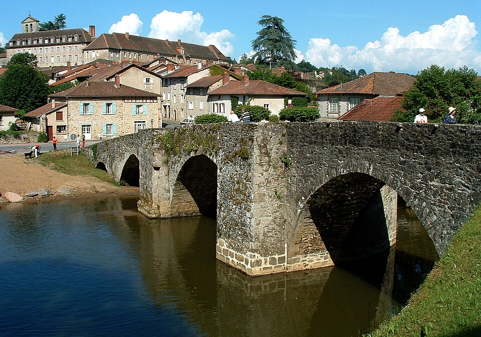 Solignac — Pont roman — Côté aval et abbaye