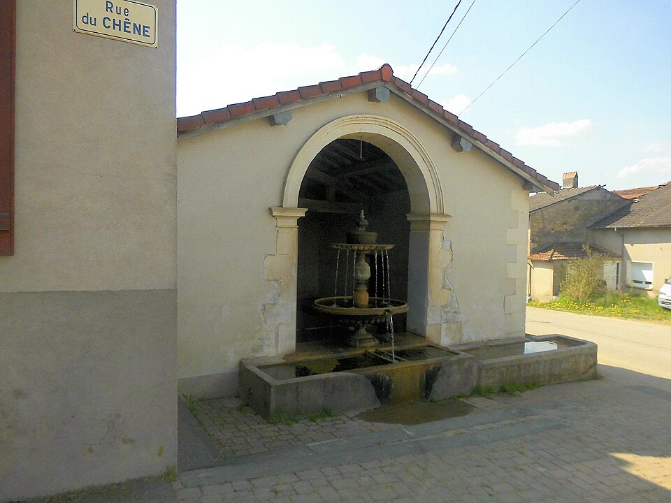 Pleuvezain, Fontaine — lavoir