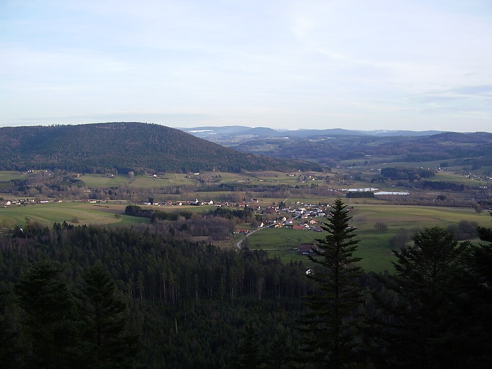 Les Poulières (88) Vue de la Roche de La Clochette
