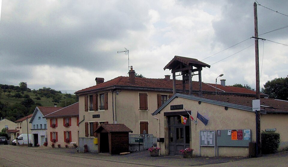 Regney, Mairie et l'école