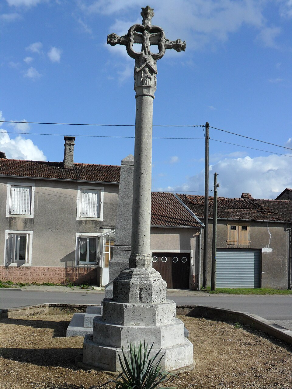 PA00107293.Croix de chemin dans le village de Sandaucourt