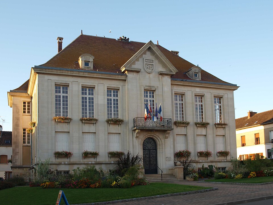 Aillant.Tholon — mairie — 02
