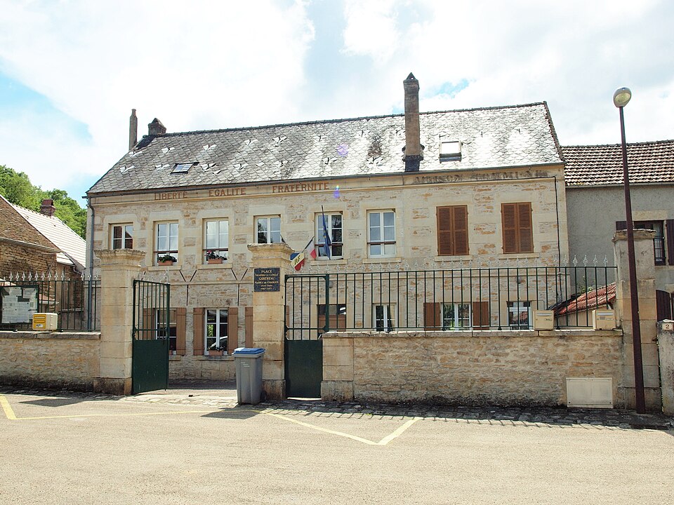 Chamoux — FR — 89 — mairie à contre — jour — 1