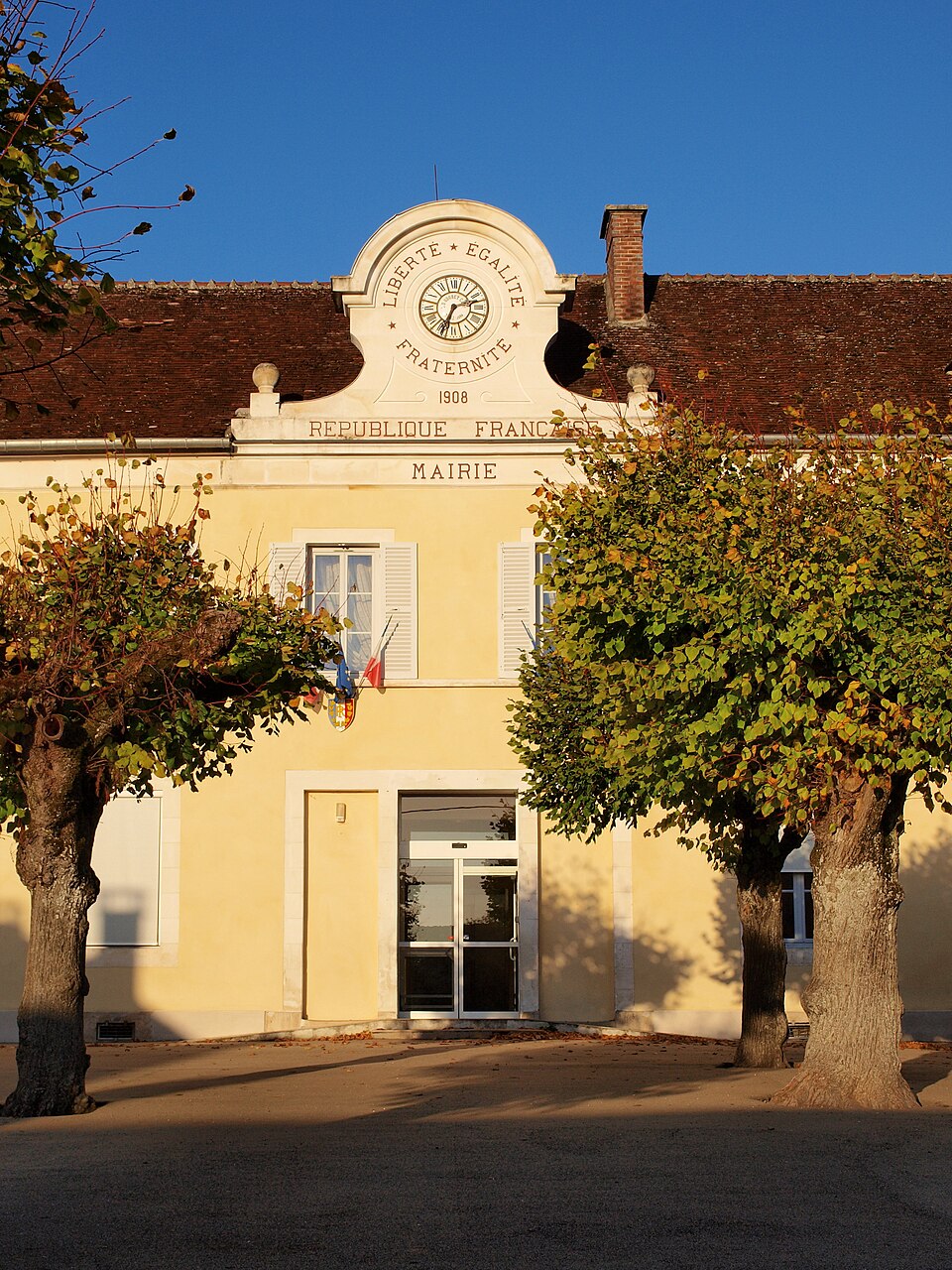 Charbuy — FR — 89 — mairie — 05