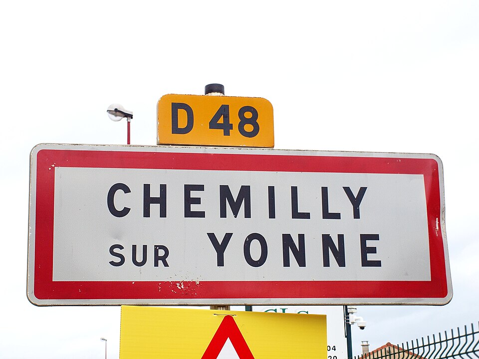 Chemilly — sur — Yonne — FR — 89 — panneau d'agglomération — 03