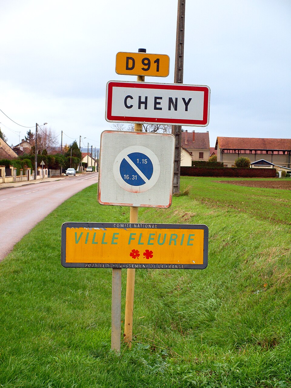 Cheny — FR — 89 — panneau d'agglomération — 01