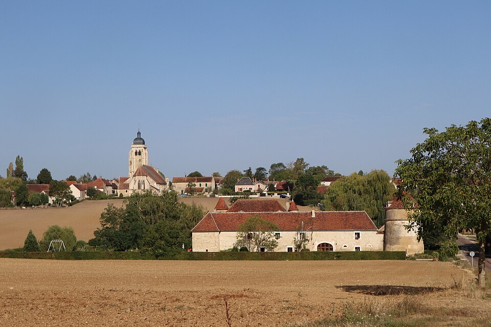 Chevannes (89) Le bourg et le château de Ribourdin