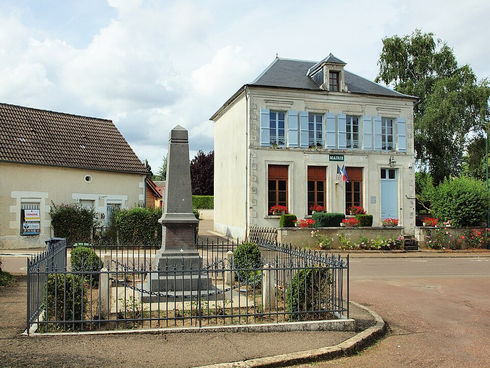 Fontenoy — en — Puisaye — FR — 89 — mairie & monument aux morts — a1