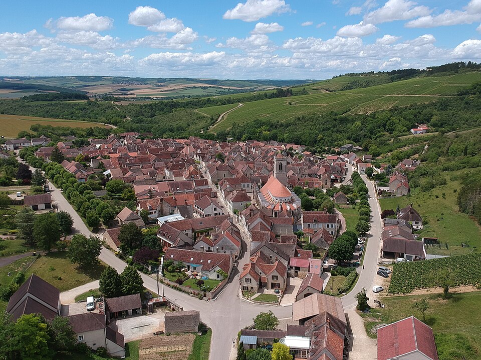 Vue du village d'Irancy en juin 2020 (cropped)
