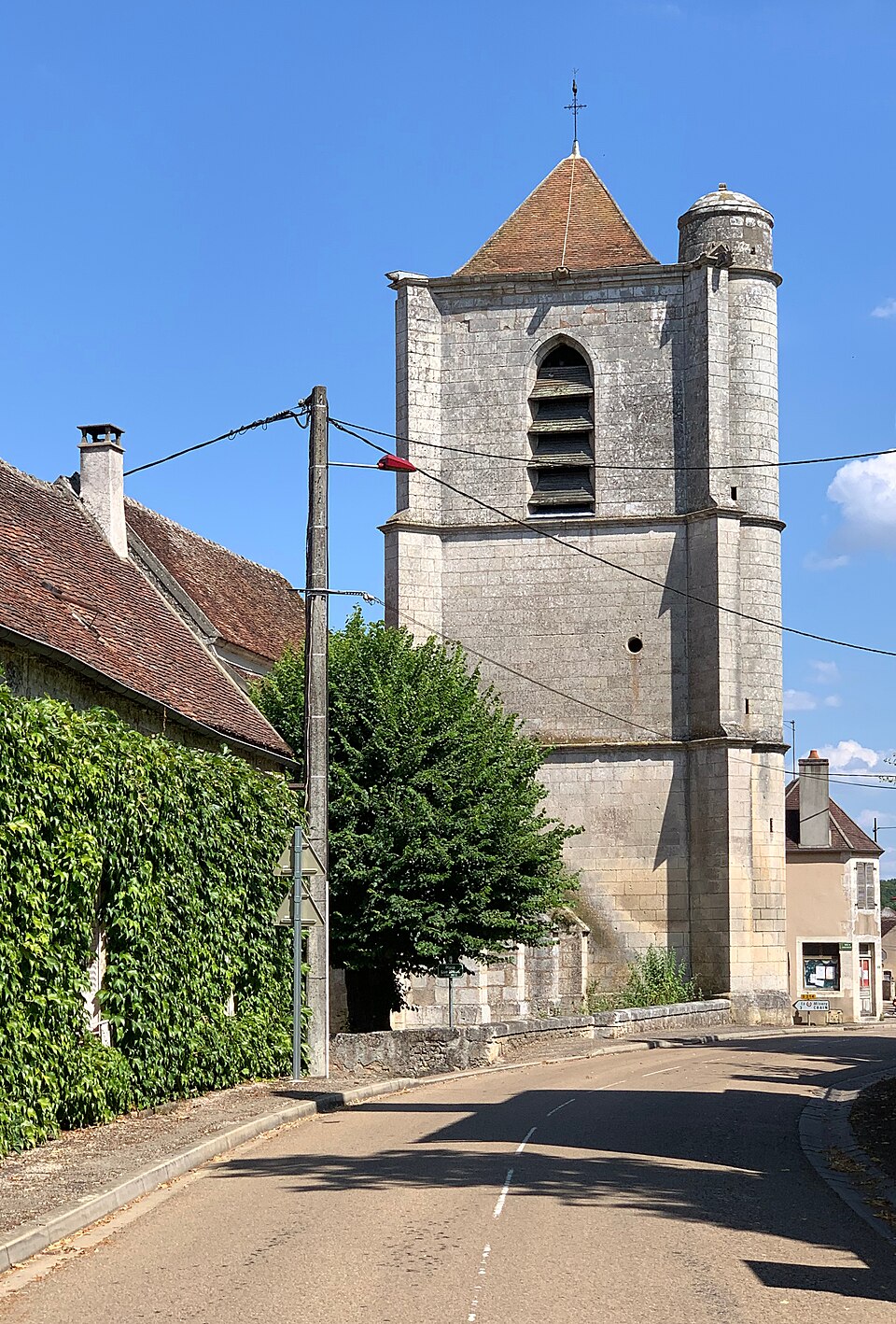 L'église de Lucy — sur — Yonne (juillet 2019)