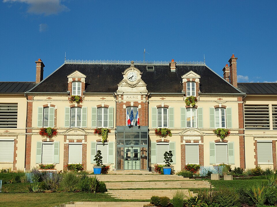 Monéteau — FR — 89 — mairie — 04