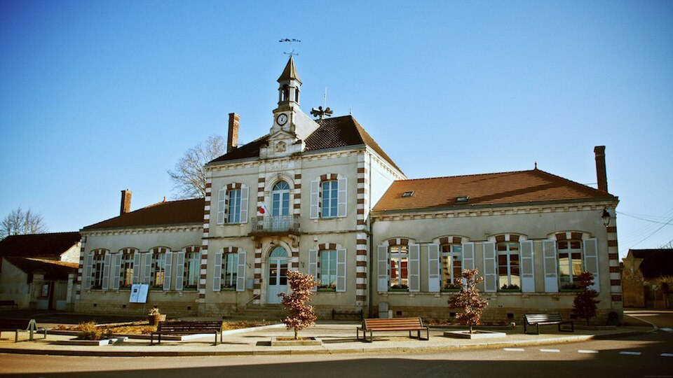 Mairie de Mont — Saint — Sulpice