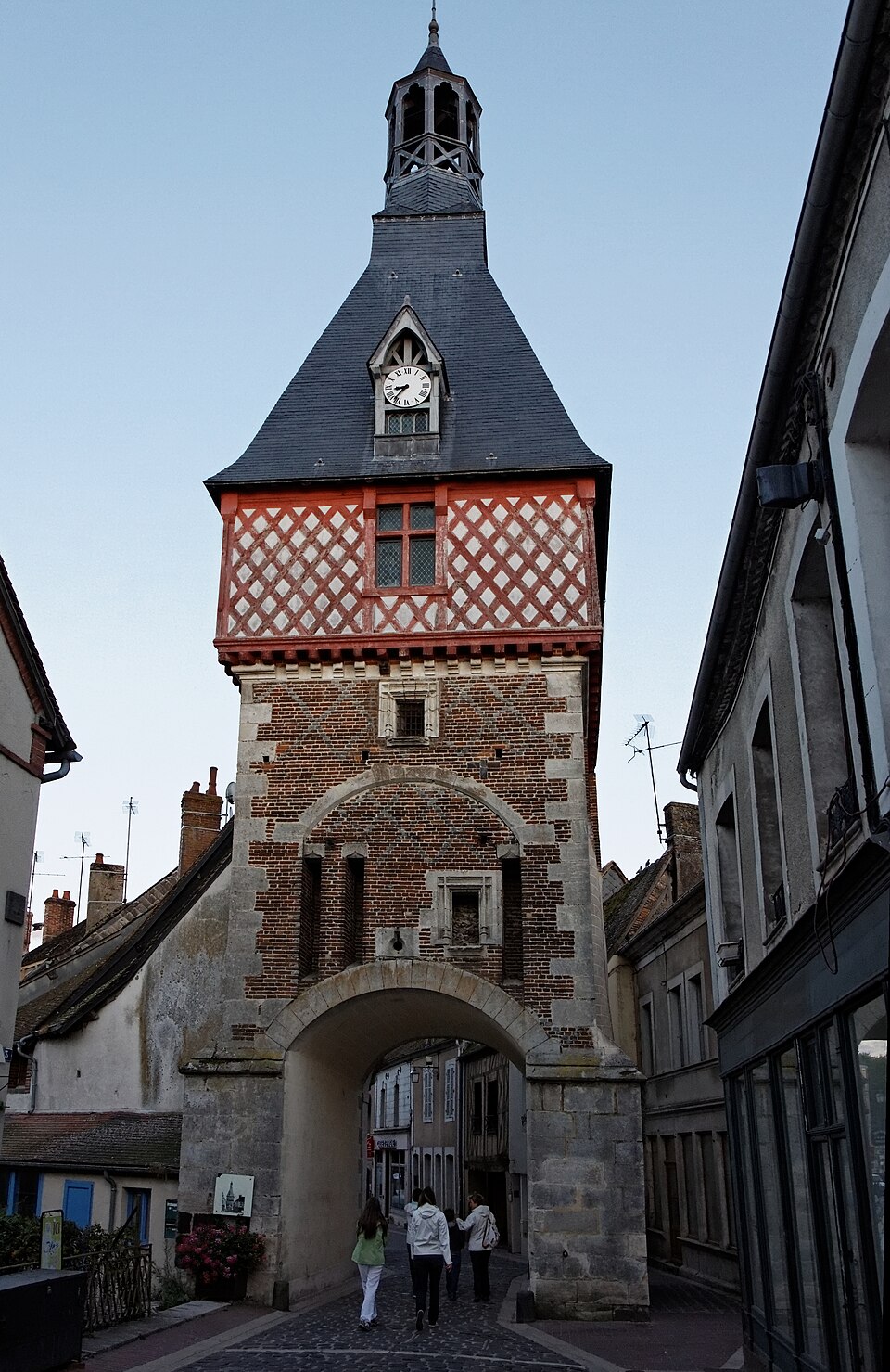 Saint — Fargeau — Tour de l'Horloge — PA00113817 — 001