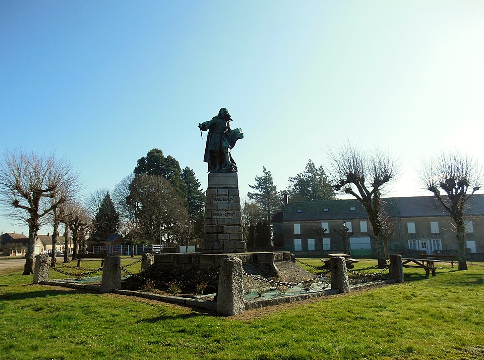 Statue de Vauban, à Saint — Léger — Vauban