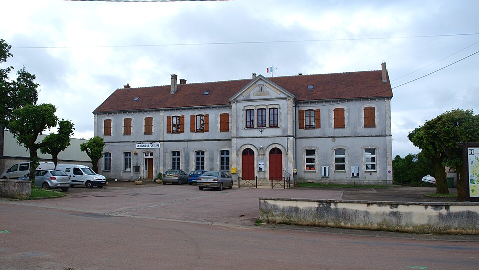 Taingy — FR — 89 — mairie — 04