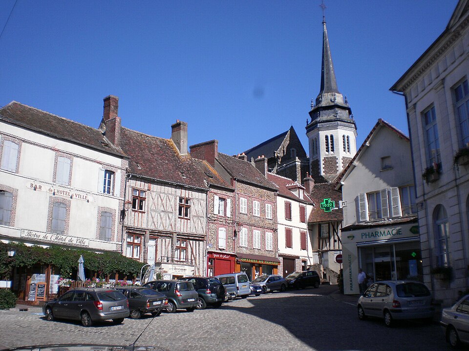 Toucy Place de l'Hôtel de ville