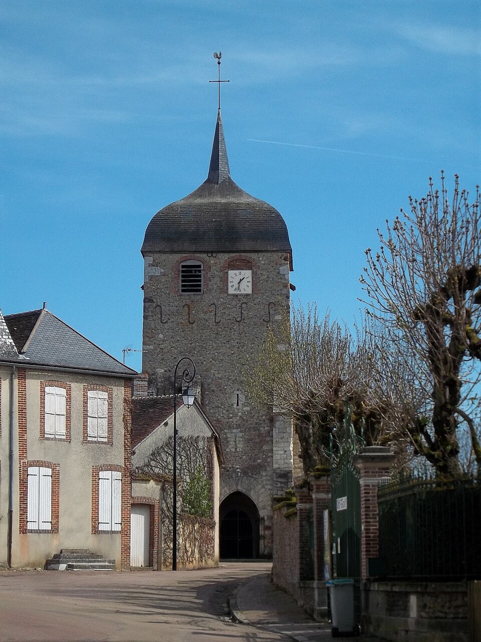 L'église de Villiers — Saint — Benoît (89130), France
