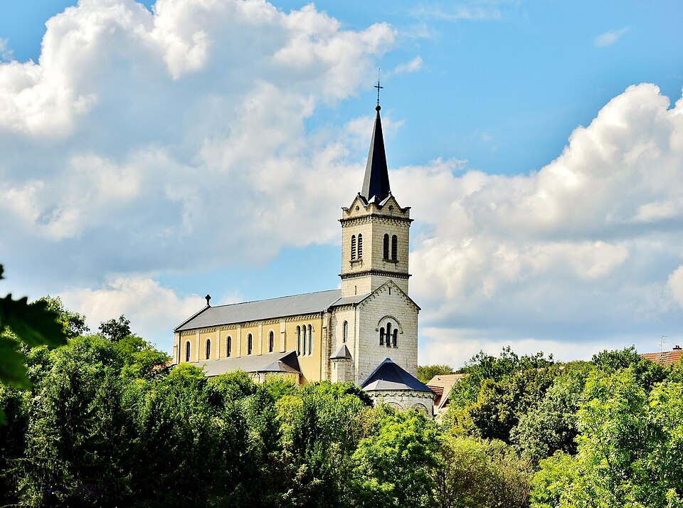 Panorama sur l'église de Bermont depuis la coulée verte