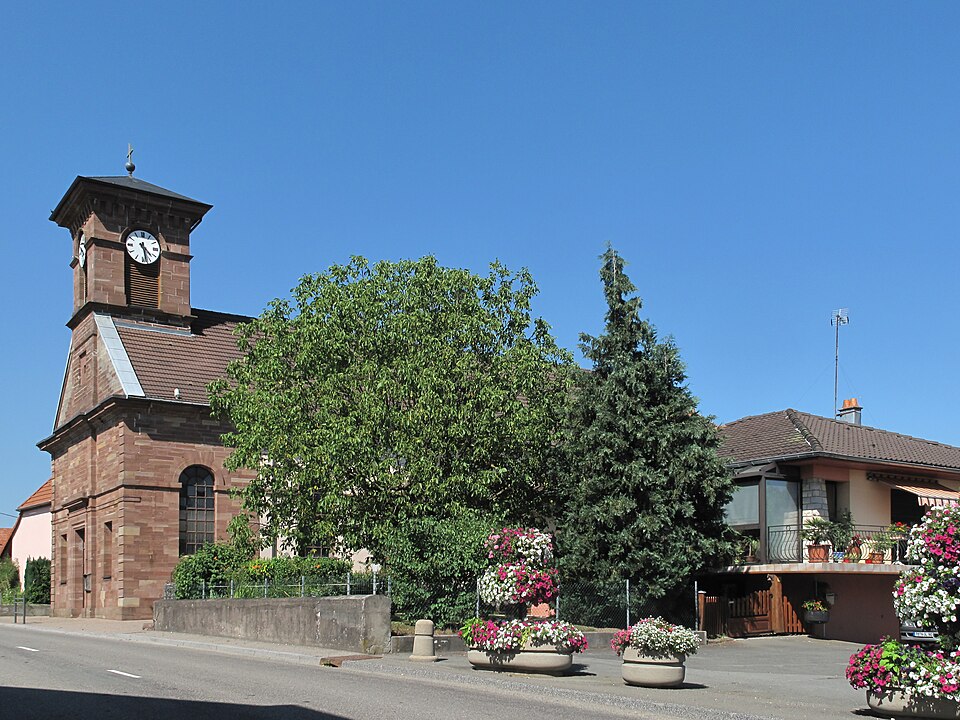 Bessoncourt, l'église Sainte — Suzanne in straatzicht foto7 2013 — 07 — 21 16.25