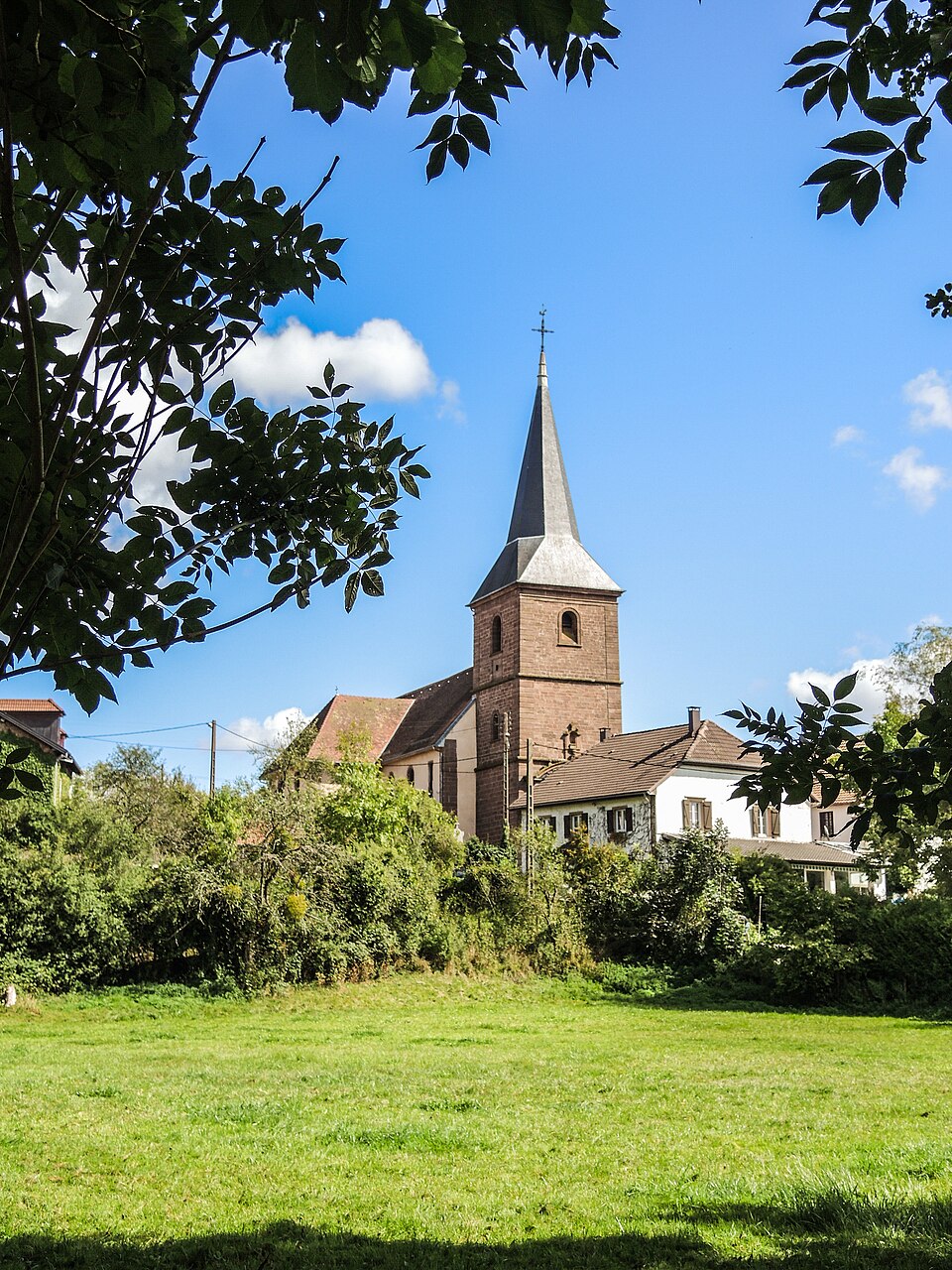Eglise et village, vus de la combe