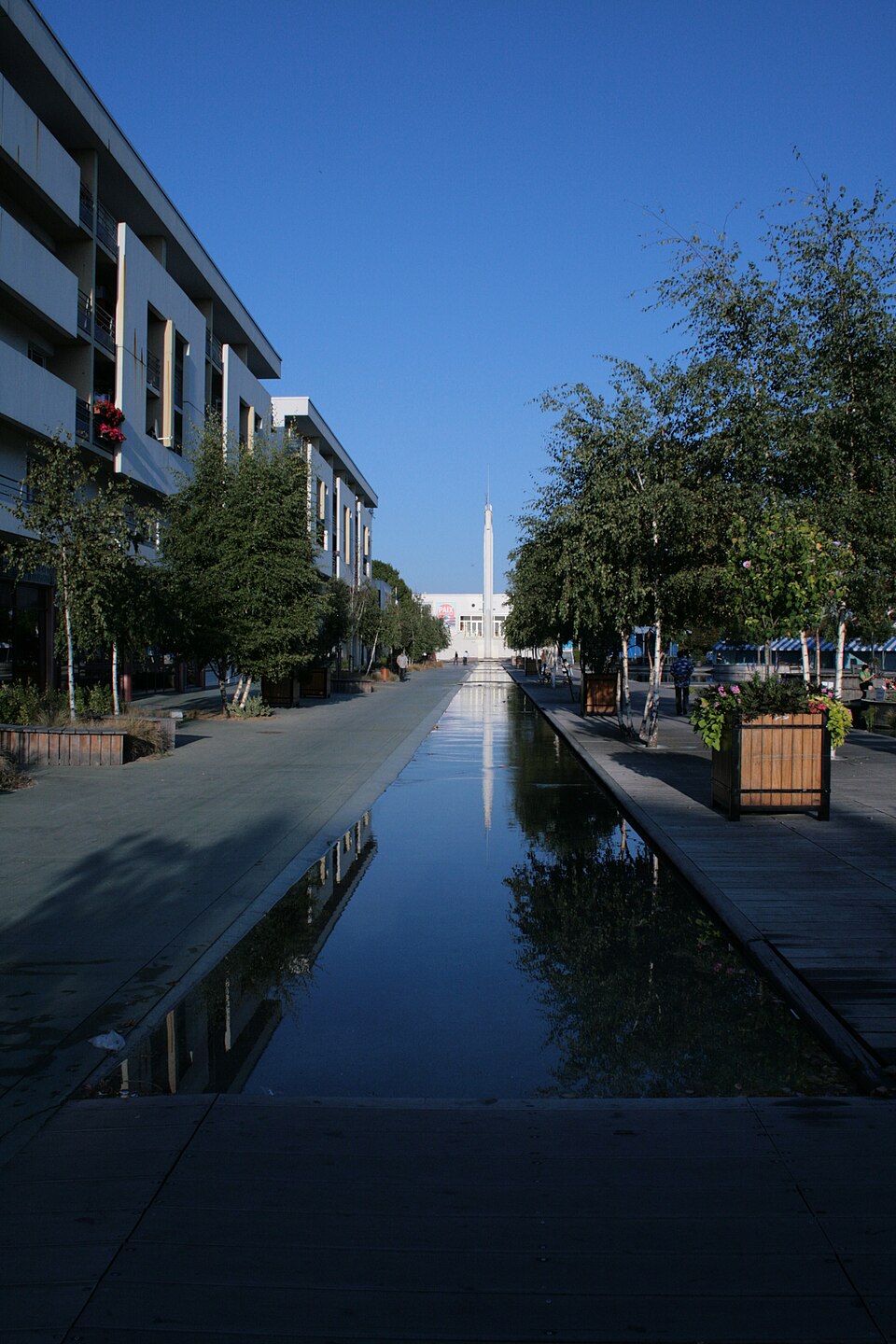 La Place de l'eau et la flèche de l'Hôtel de ville
