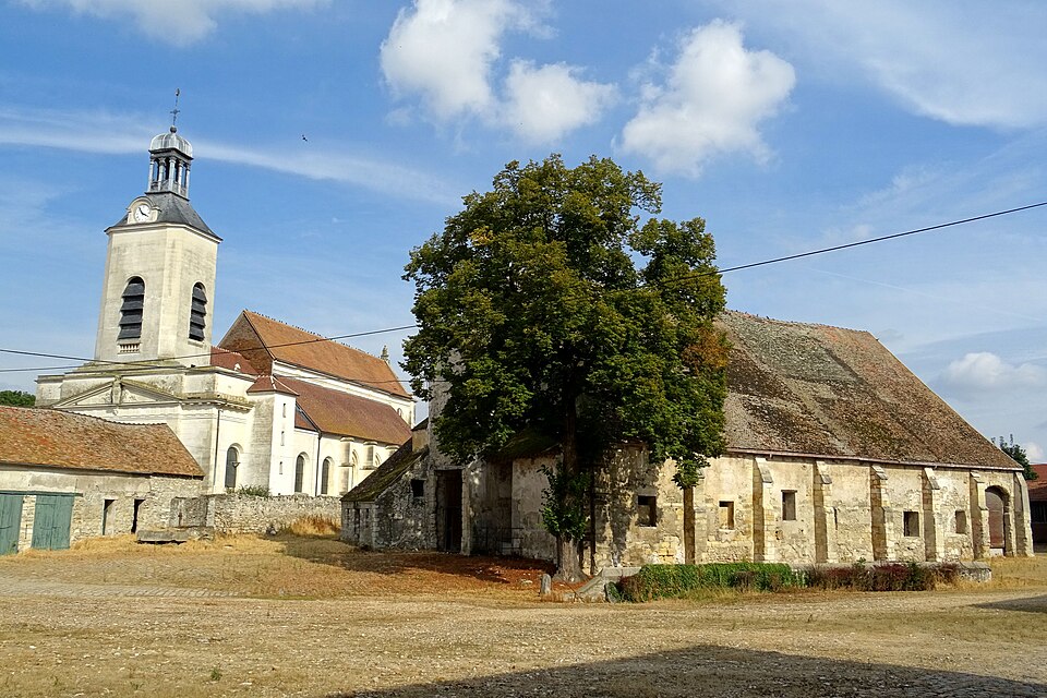 Tremblay — en — France (93), ancienne ferme seigneuriale, grange aux dîmes, vue générale depuis le sud — ouest avec l'église