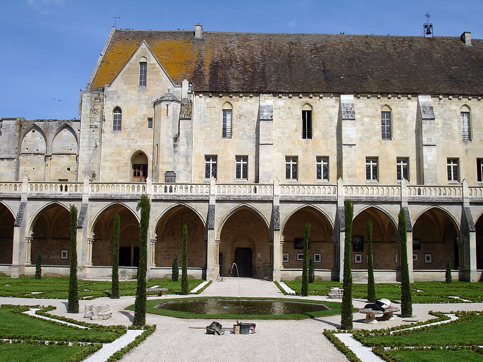 Abbaye de Royaumont — Cloître et bâtiment des moines 01