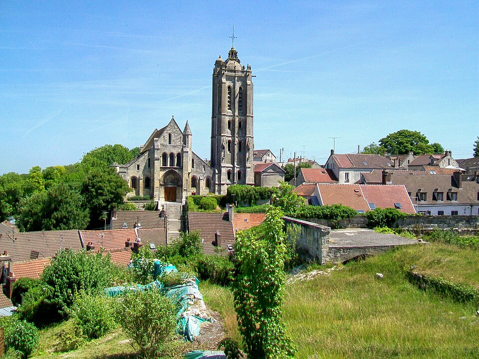 Beaumont — sur — Oise (95), église St — Laurent depuis la place du château